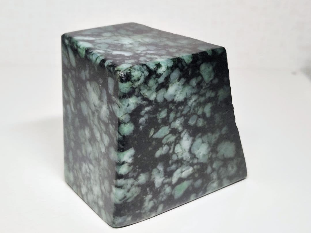 黒白緑 1.7kg 翡翠 ヒスイ 原石 鑑賞石 自然石 誕生石 鉱物 鉱石 水石