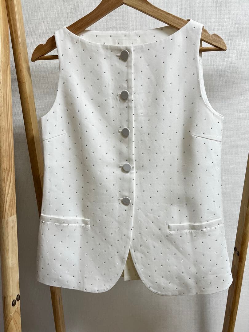 Bibiy. ビジュー付きノースリーブトップス - メルカリ