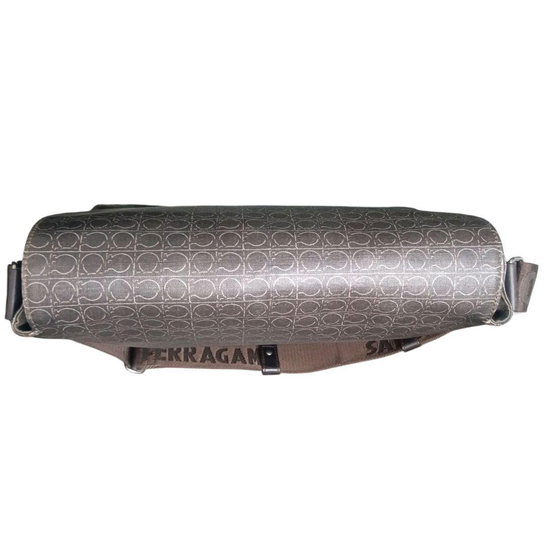 ✨Salvatore Ferragamo ガンチーニ総柄 メッセンジャーバッグ - メルカリ