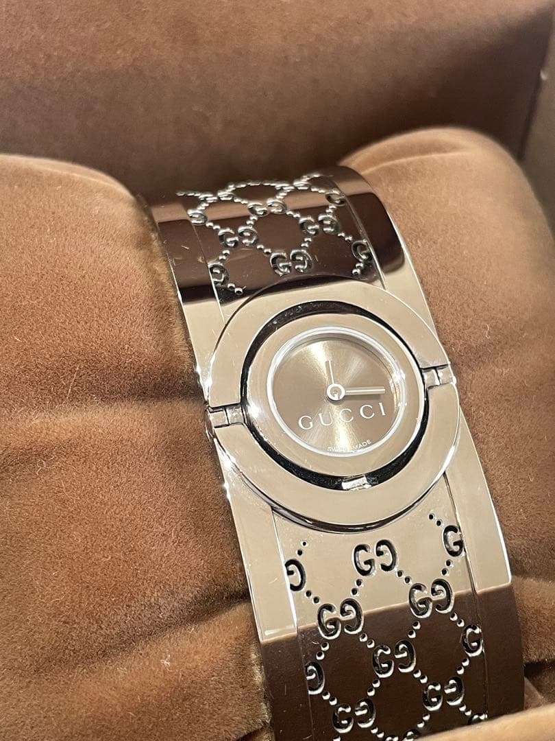 GUCCI 時計 バングル GUCCI】クラシカルな大人スタイル、優雅なデザインのバングルウォッチ
