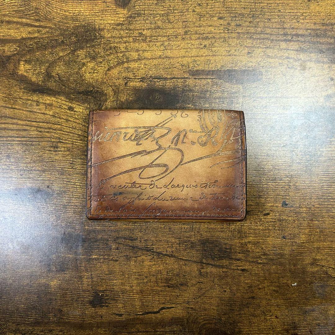 約9.9万円　オルガ期　Berluti インヴィア フラップ　名刺入れ インブイア フラップ カードホルダー | ベルルッティ JP