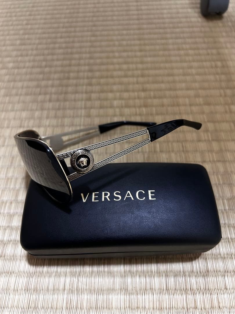 VERSACE サングラス ブラックレンズ ケース付き - メルカリ
