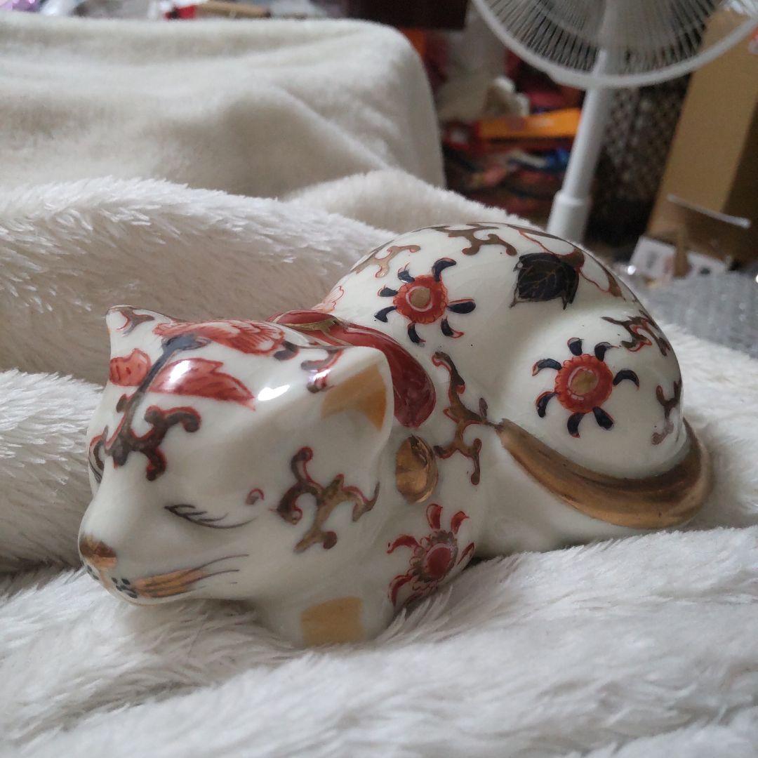 最終値下げ　伊万里焼の眠り猫　陶器　置物　美品　レトロ ヴィンテージ 伊万里焼 艶やかで風情溢れる眠り猫 置物 縁起物 希少即