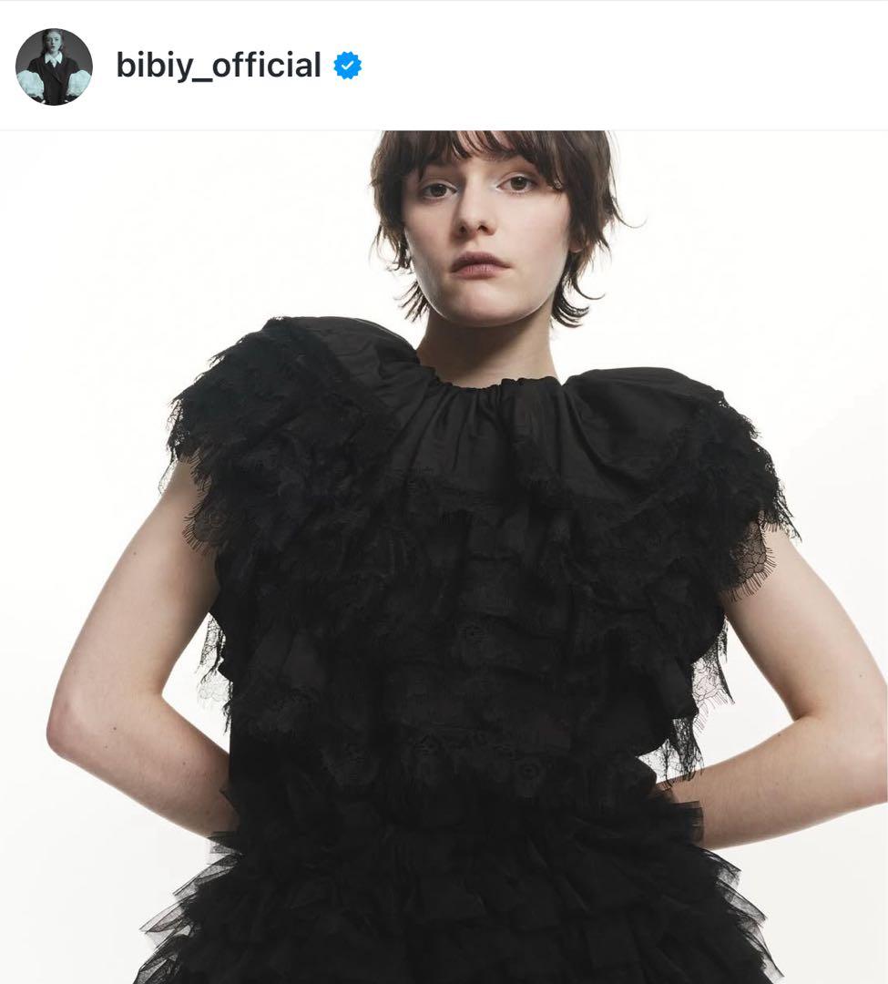 新品 未使用】Bibiy. ブラック フリルブラウス - メルカリ