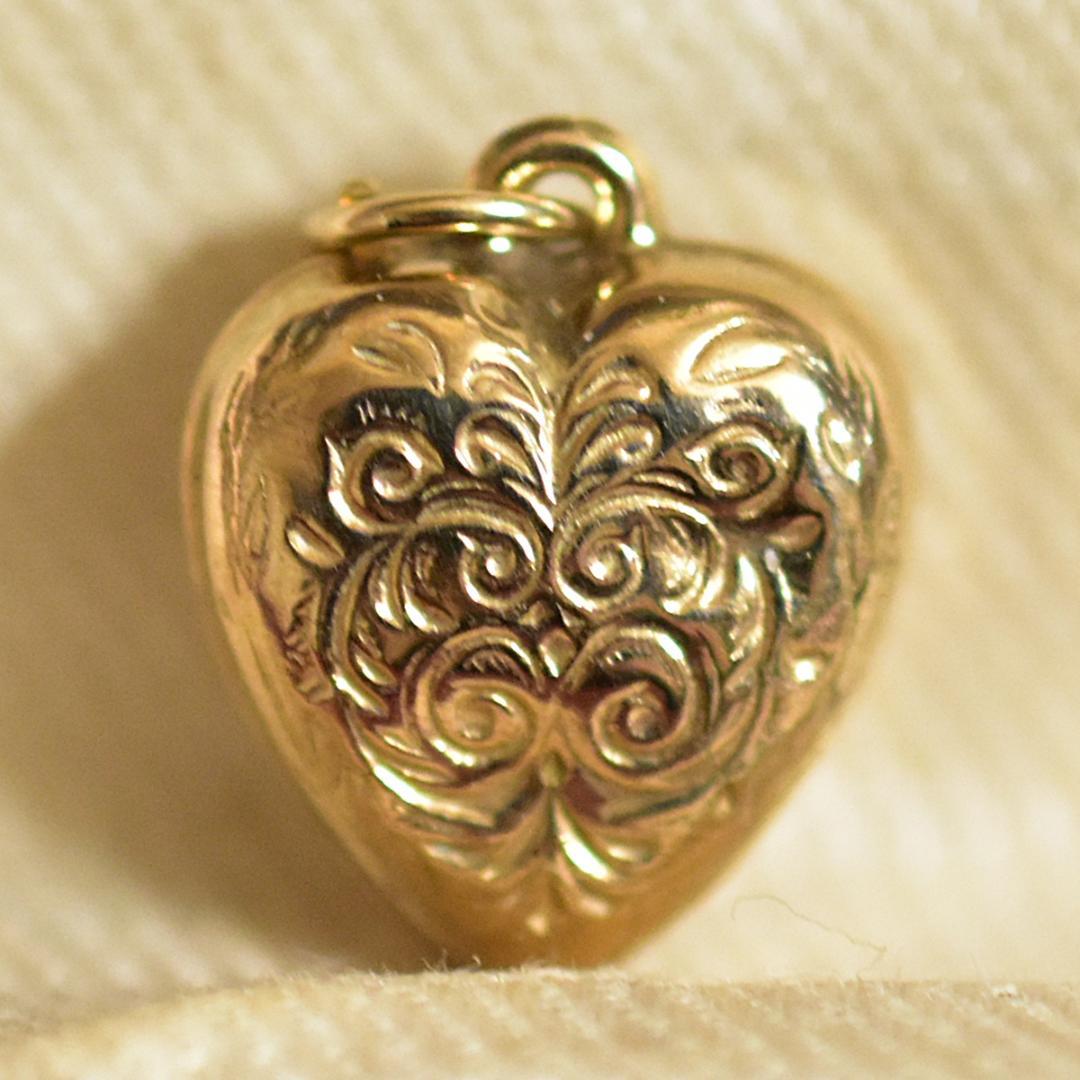 Debug Eqpt (デバッグ) ハートのK9チャーム 9金 ゴールド Debug Eqpt (デバッグ) ハートのK9チャーム 9金 ゴールド Debug Eqpt