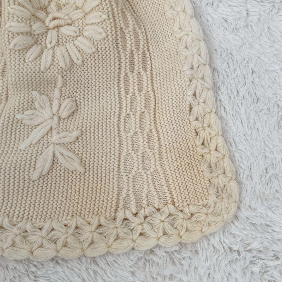立体花モチーフ編み ニットポンチョ 生成り ケーブル編み アイボリー