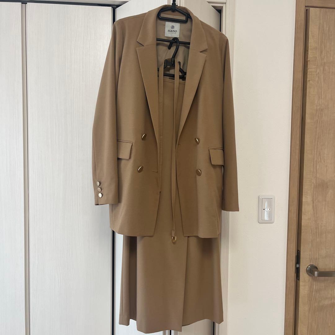 nano ベージュ ダブルブレストジャケットとスカートのセットアップ2点