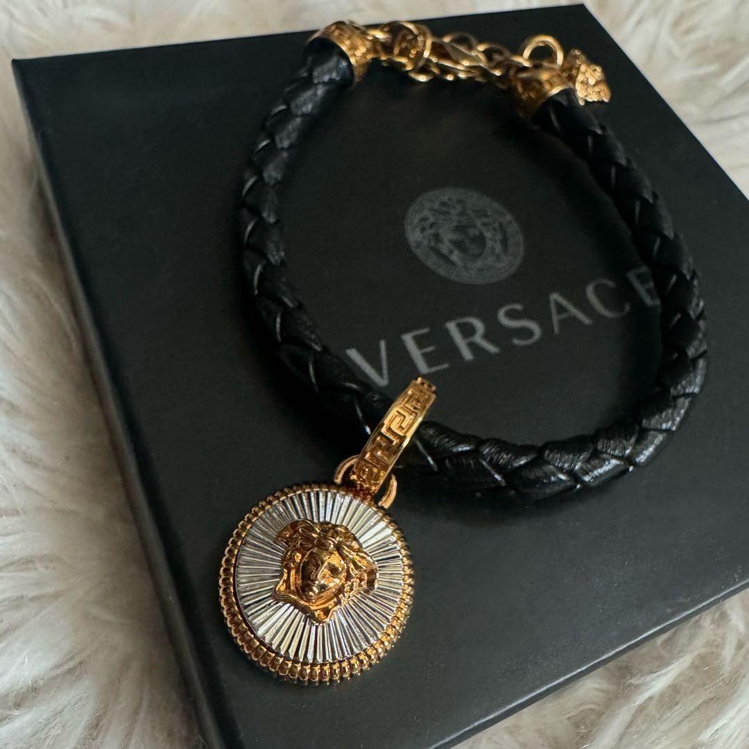 Versace メドゥーサ ビギー レザー ブレスレット ヒョンジン 着用
