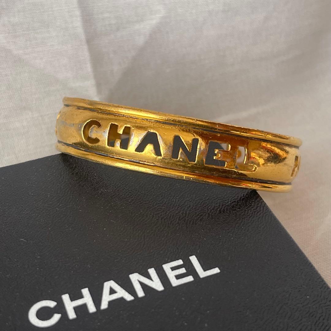 希少 シャネル ヴィンテージ バングル ゴールド ロゴ ブレスレット