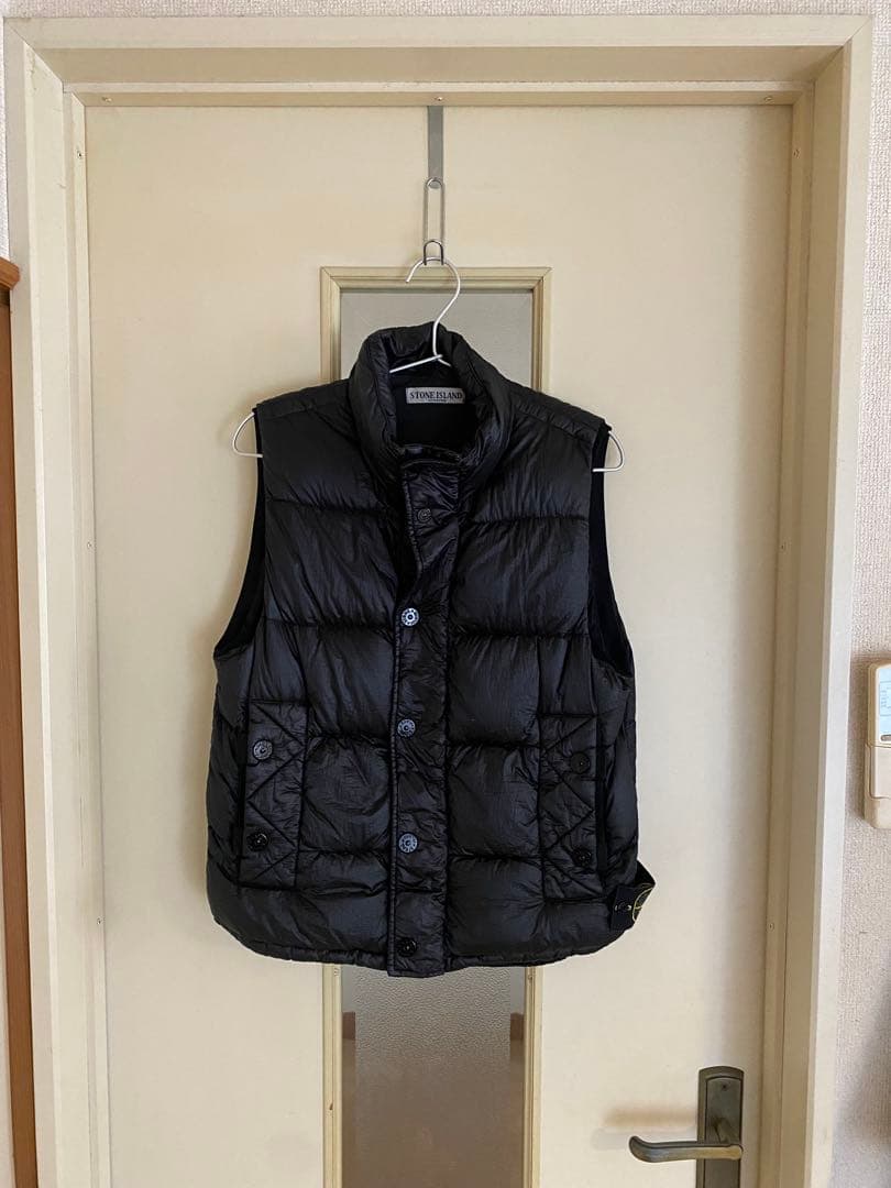 STONE  ブラック ダウンベスト　ガーメントダイ STONE ISLAND ストーンアイランド ガーメントダイ スタンドカラー