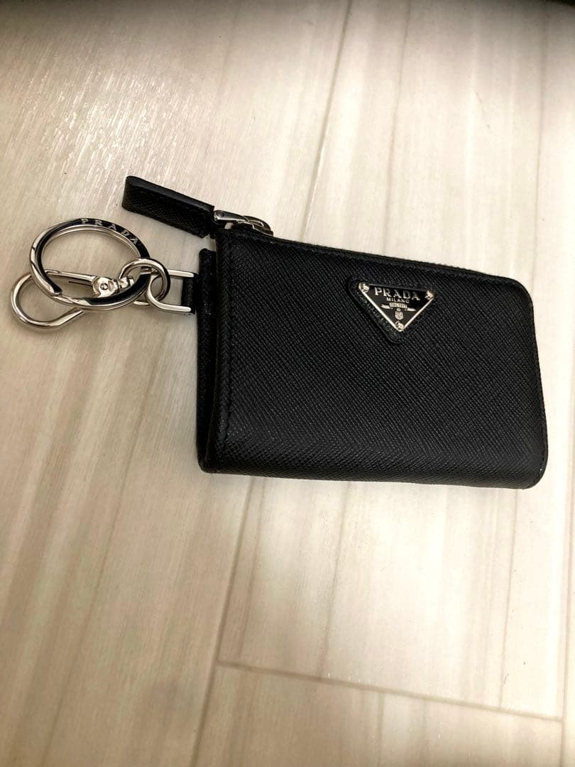 PRADAトライアングルプレート サフィアーノレザートラベルケース 直営店買付☆PRADA☆サフィアーノトライアングル カードケース (PRADA