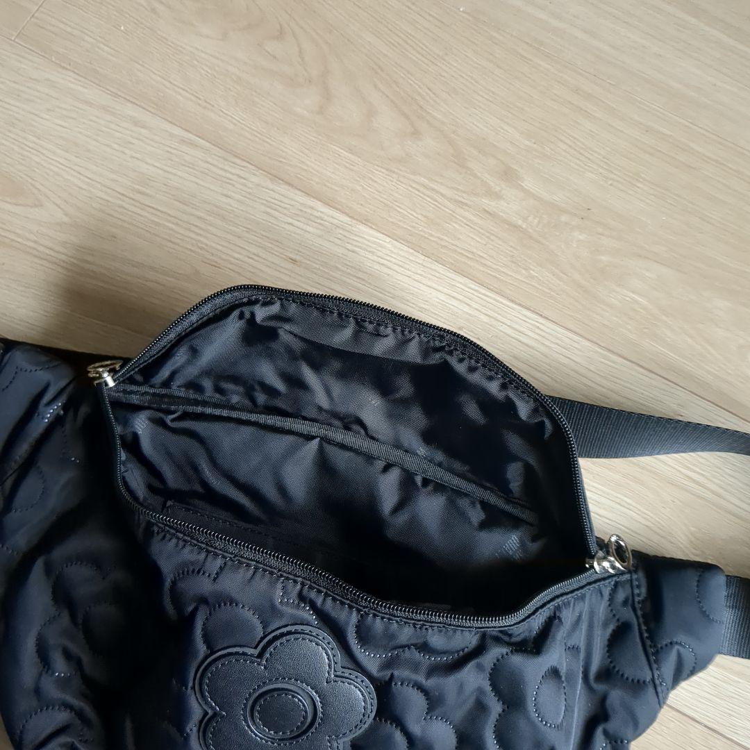 未使用 マリークワント 黒 花柄キルティング ボディバッグ