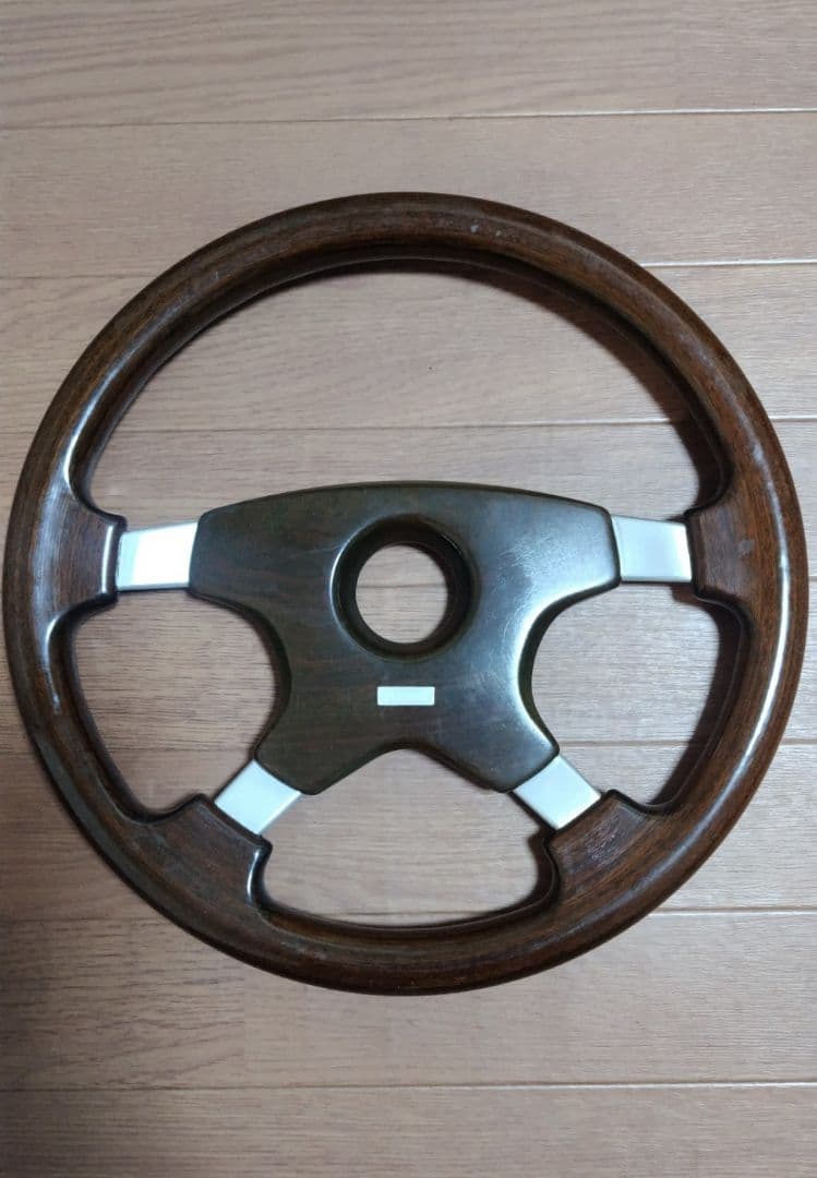 momoウッドステアリング4本スポーク 36パイ センターパッド付 ASTRA momoウッドステアリング4本スポーク 36パイ センターパッド付 ASTRA