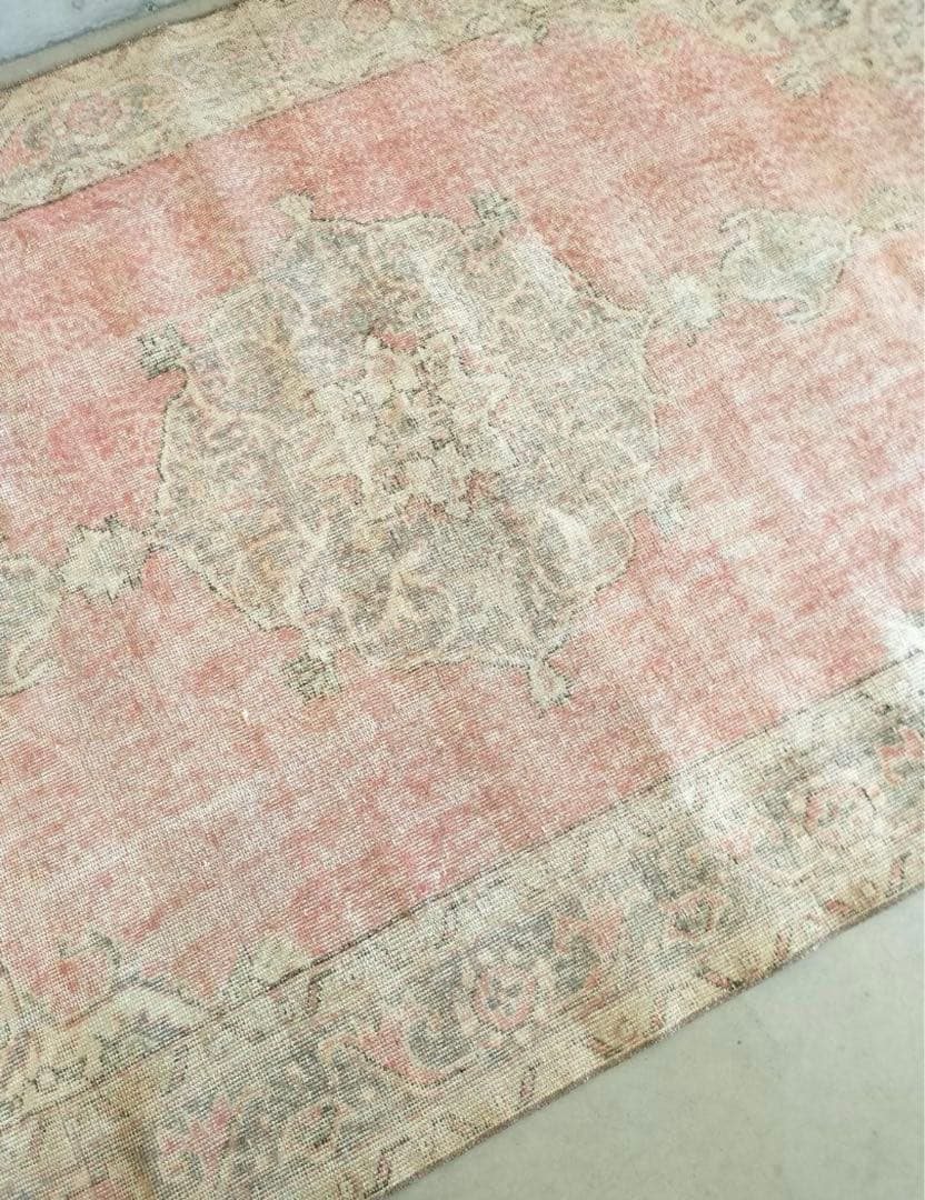 m*i様 パステルローズピンクとペールグレーのヴィンテージラグ No564