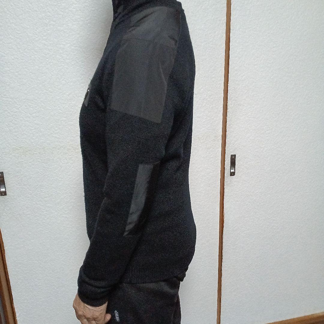 ヴェルサーチ黒のフルジップアップセーター Vエンブレム付き