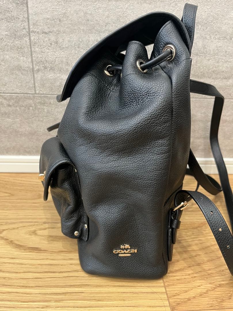 《美品》coach黒 レザー フラップ付きバックパック