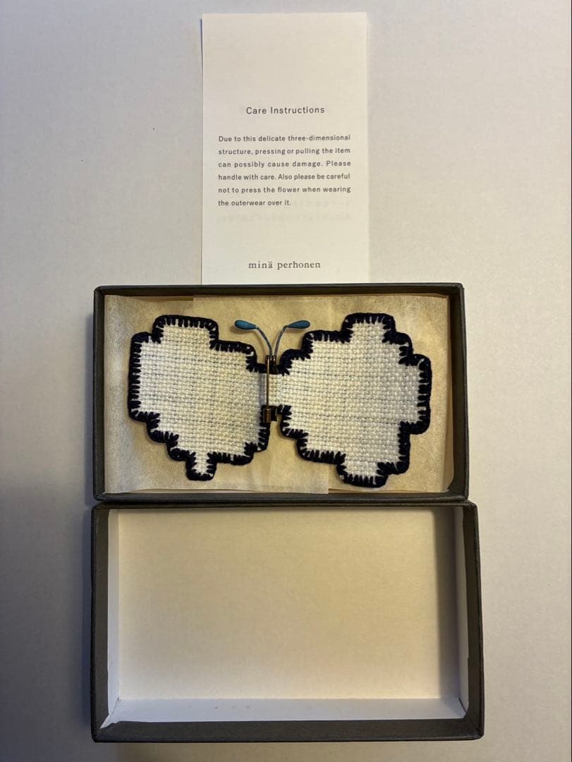 minä perhonen 蝶の形状ブローチ ホワイト - メルカリ