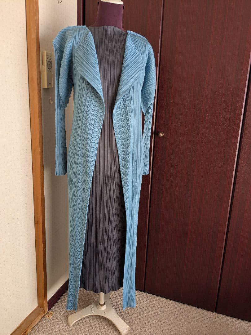 ISSEY MIYAKE イッセイミヤケ PLEATS PLEASEロングコート - メルカリ