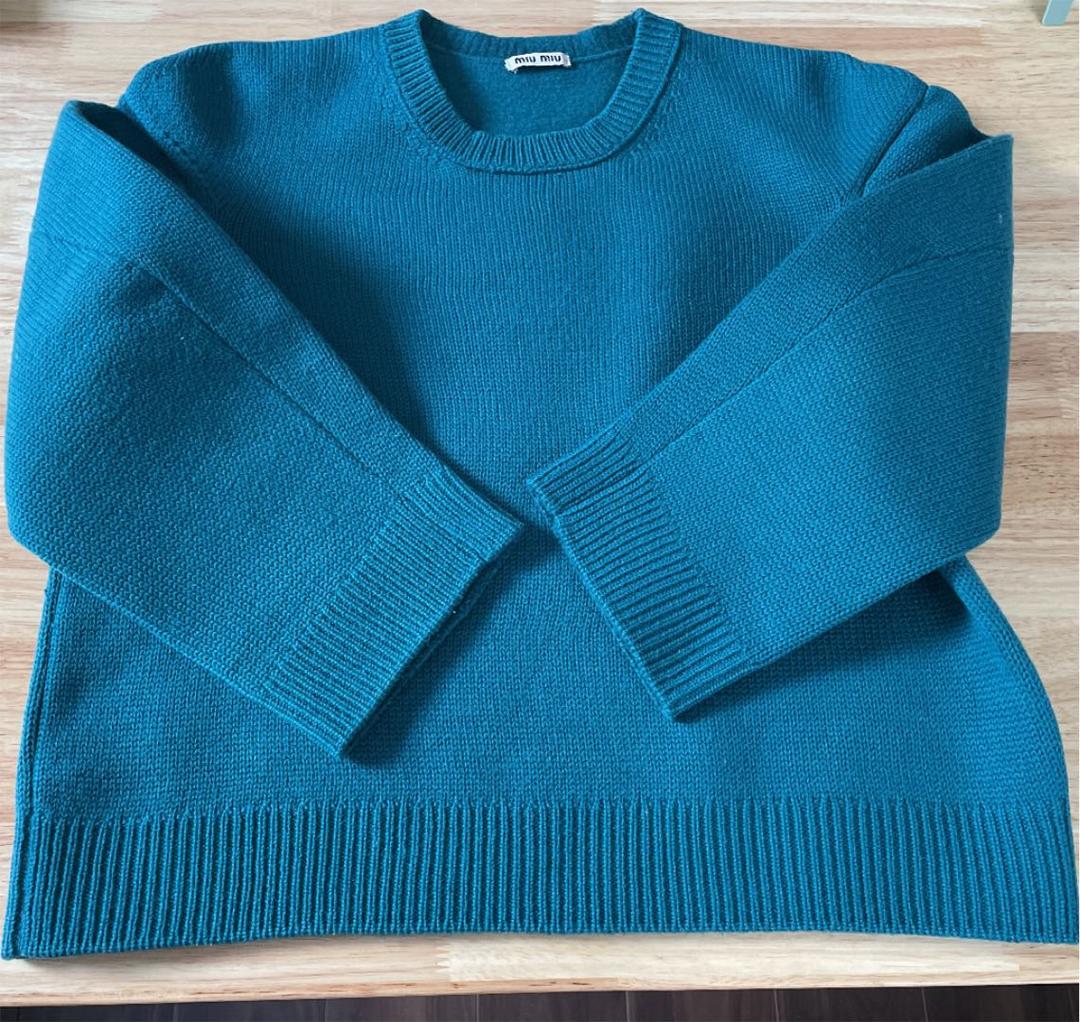 ミュウミュウ　セーター Miu Miu] ウール x カシミヤ セーター ロゴ クロップド丈 (MiuMiu