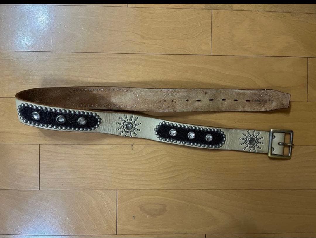 HTC ⭐️ピーナッツ⭐️ スティングレイ⭐️ホワイトレザー⭐️シルバースタッズ HTC ピーナッツスタッズベルト ホワイト×ブラック サイズ34 本革×エイ