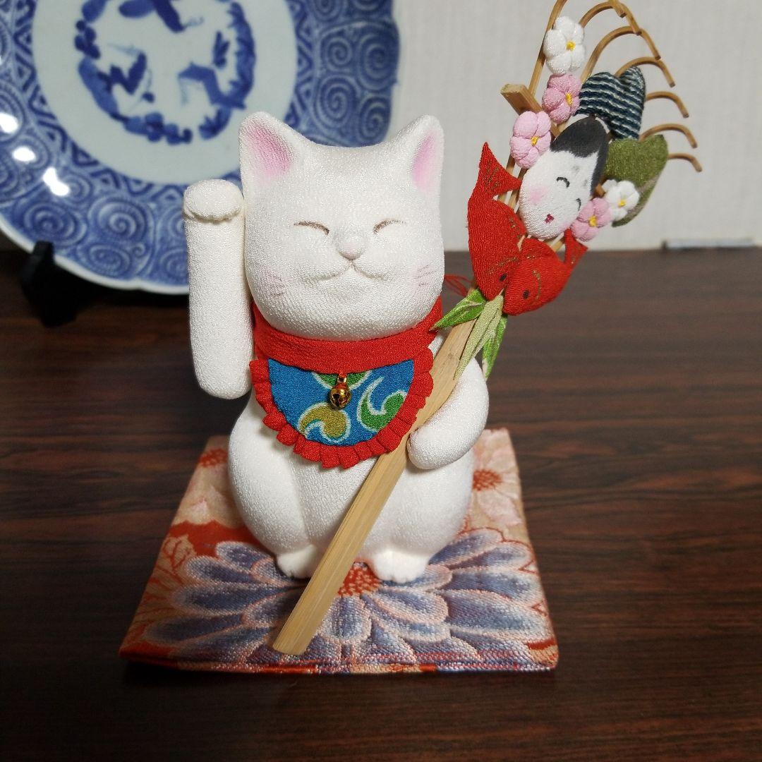 くまでを持った招き猫 白色の左手上げ招き猫を販売｜常滑焼招き猫の通販サイト
