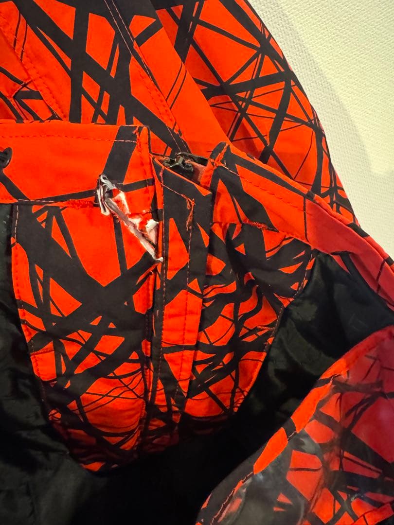 スノーボードウェア 赤と黒 幾何学模様 - メルカリ