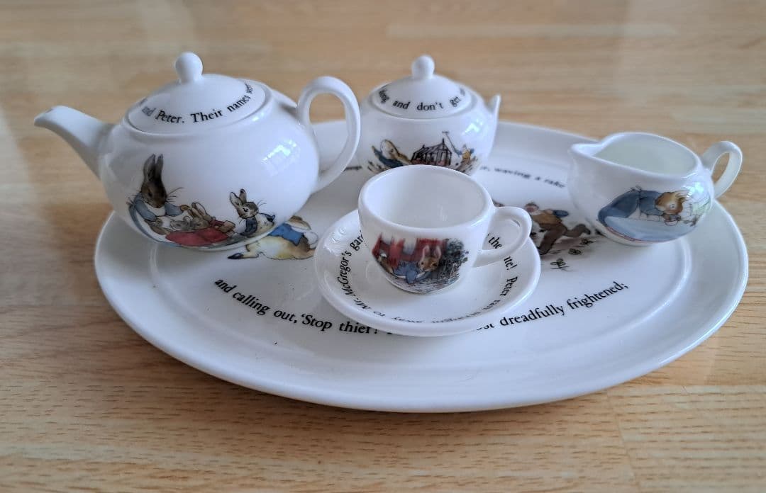 ウェッジウッド　ピーターラビット　ミニチュアティーセット(オーバルトレイ) ウェッジウッド ピーターラビット ミニチュアティーセット(オーバル