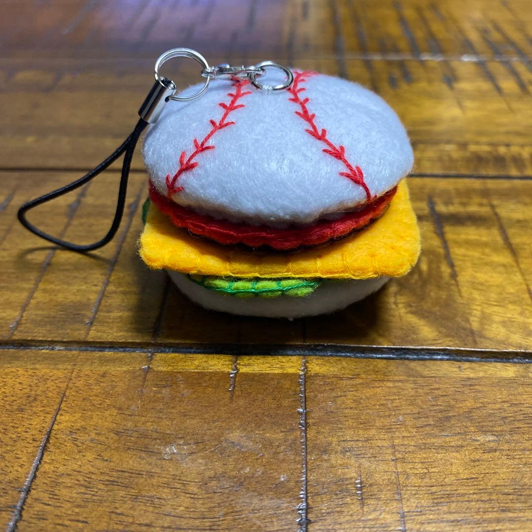 部活お守り フェルト 野球ハンバーガー - メルカリ
