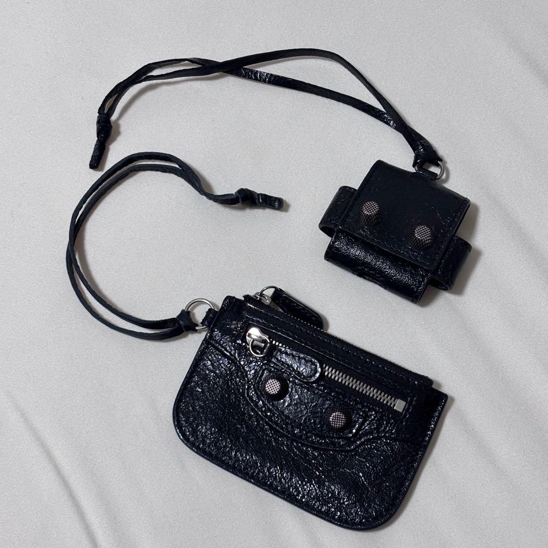 BALENCIAGA LECAGOLE ケース AirPodsケース 黒 Balenciaga Logo-Print Full-Grain Leather Airpods Pro Case - Black