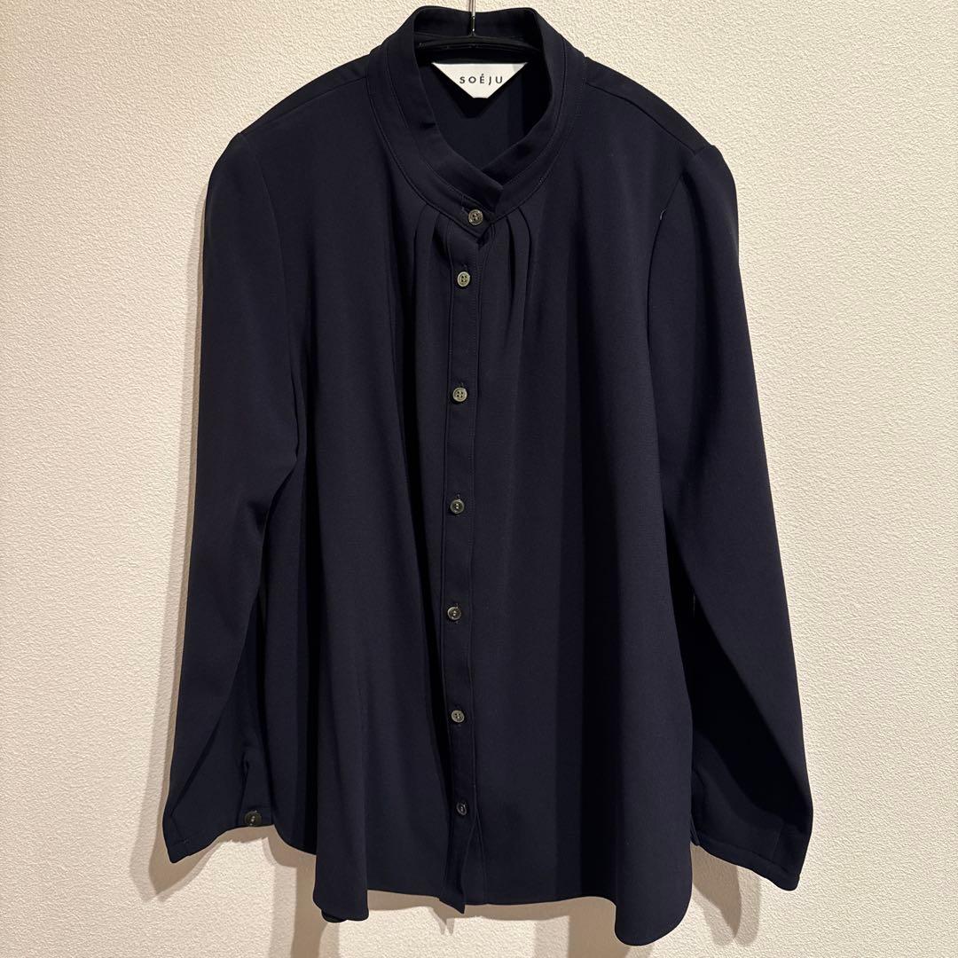 3015y ソージュ スタンドカラータックブラウストリアセテート 紺 M