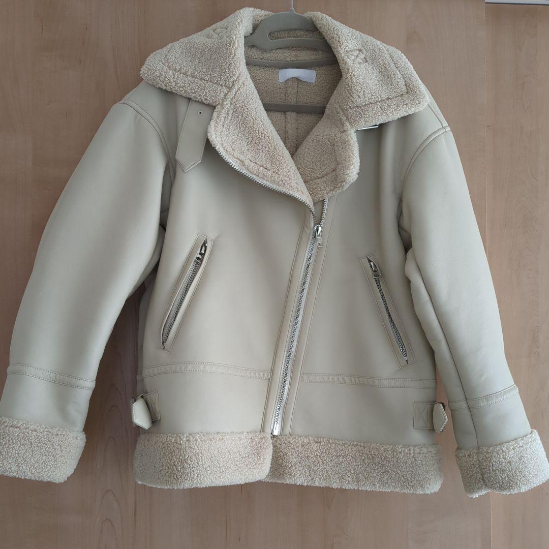 ＬＡVＡＮＤＡ宇野実彩子 合皮ライダースジャケット トレンドの大人気ムートンジャケットとパールデニムのコーデ🖤🤍 この