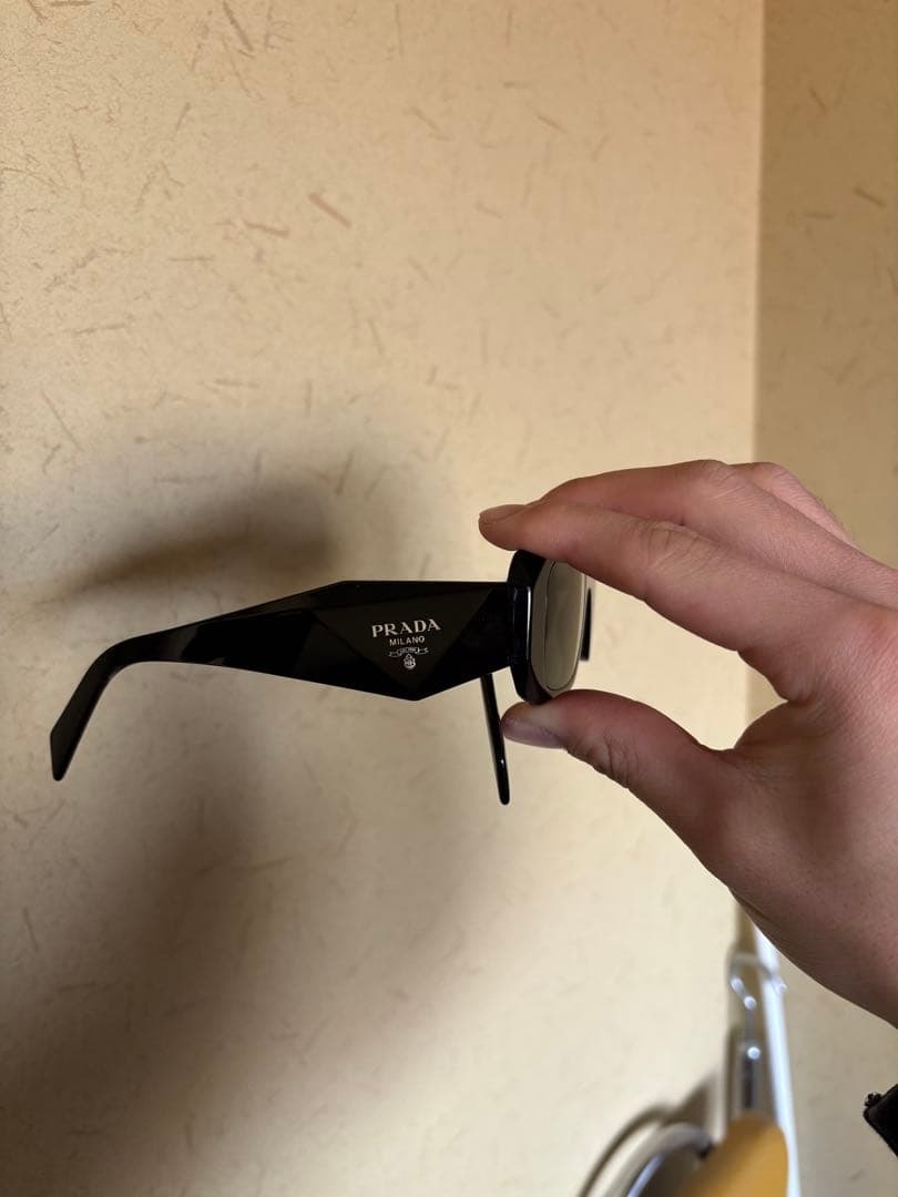 PRADA ブラック スクエアサングラス Prada Eyewear プラダ シンボル スクエアサングラス | ブラック