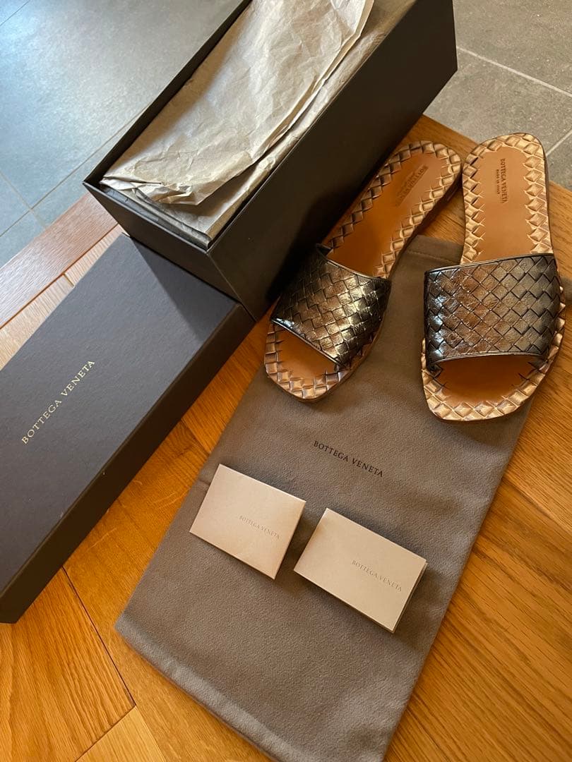 ボッテガヴェネタ　メタリックレザー　サンダル BOTTEGA VENETA（ボッテガヴェネタ） レザーサンダル ブラウン - margin