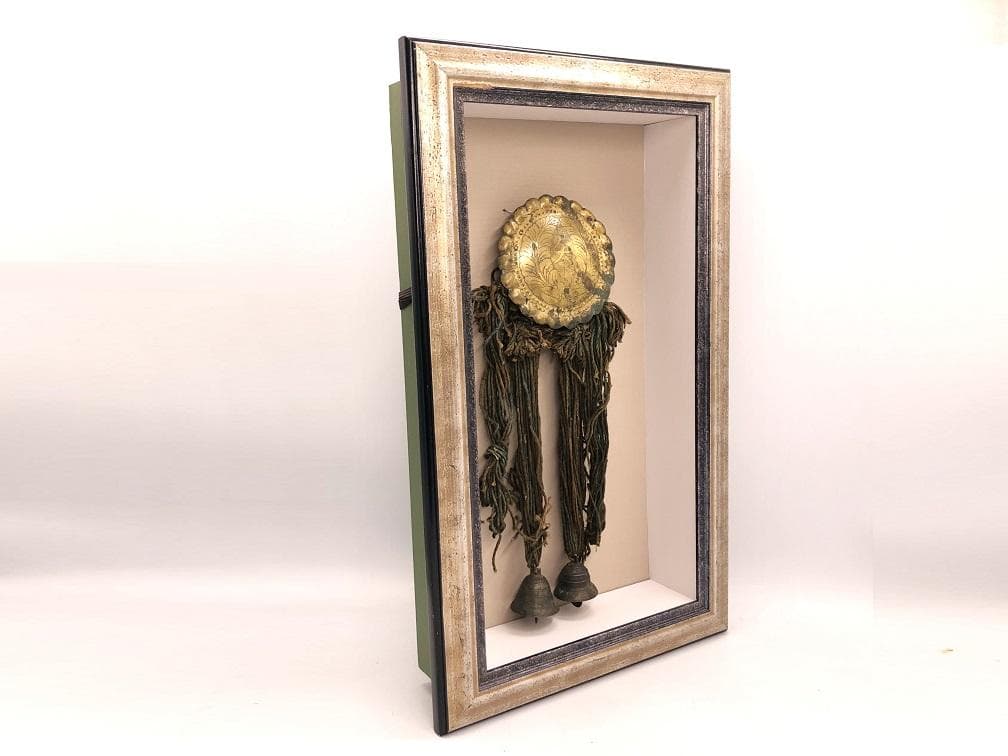 家紋金銅彫金馬鈴 額装 】 江戸時代 上がり藤に矢の字 宇の