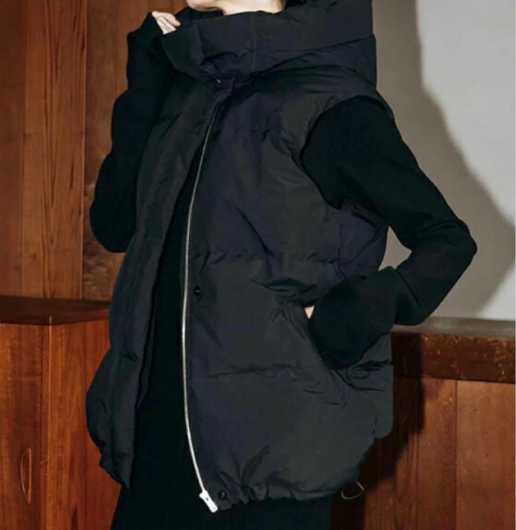 credona フード付きダウンベスト　ブラック ファブリックコンビダウンベスト（ブルゾン）｜BLACK LABEL