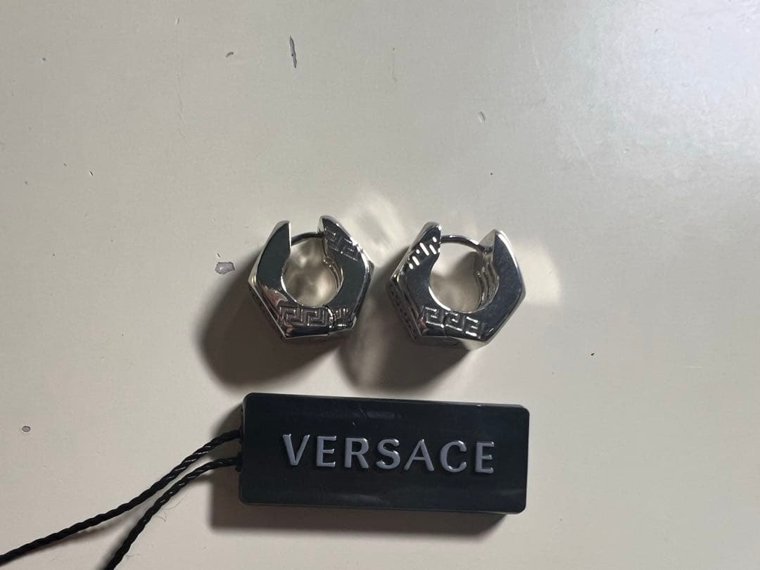1/5までさゆ。様　新品未使用　VERSACE ヒョンジン着用　ピアス VERSACE】StrayKidsヒョンジン着用♪GrecaHoopEarrings/ピアス