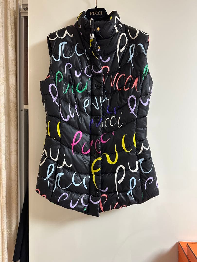 新品同様　エミリオプッチ PUCCI カラフルロゴ ダウンベスト 中古・古着通販】Emilio Pucci (エミリオ プッチ) 柄ダウンベスト
