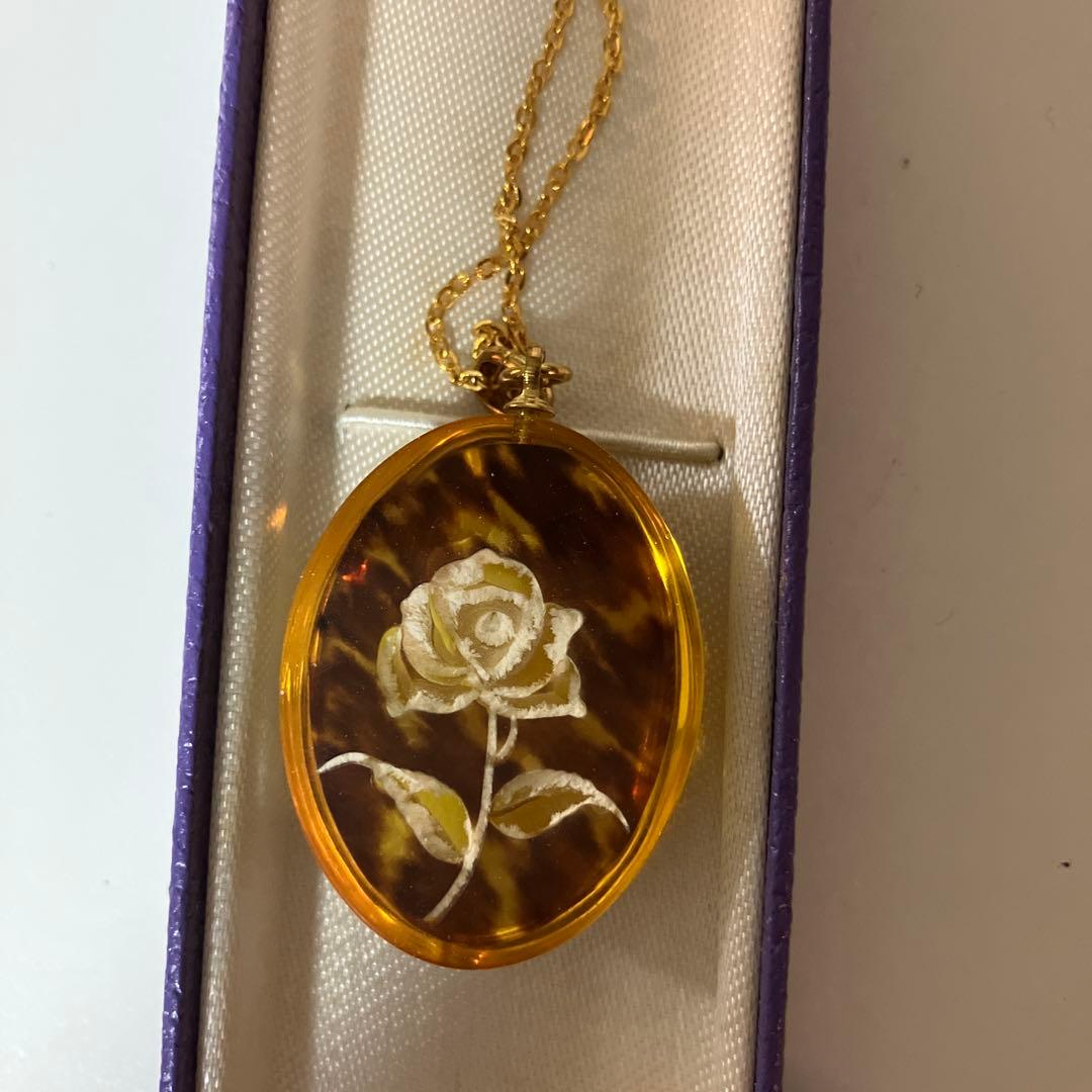 本鼈甲張バラの彫刻ペンダントネックレス ヴィンテージ品 - メルカリ