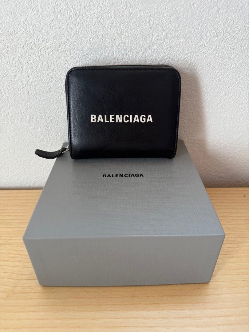 BALENCIAGA 二つ折りレザー財布　メンズ BALENCIAGA（バレンシアガ） 二つ折り財布 CASH FLAP 594216 2AAXQ