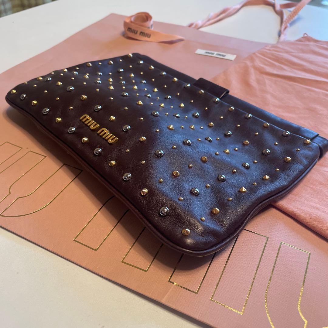 アウトレット 価格ファッション - miu miu スタッズ付きクラッチバッグ