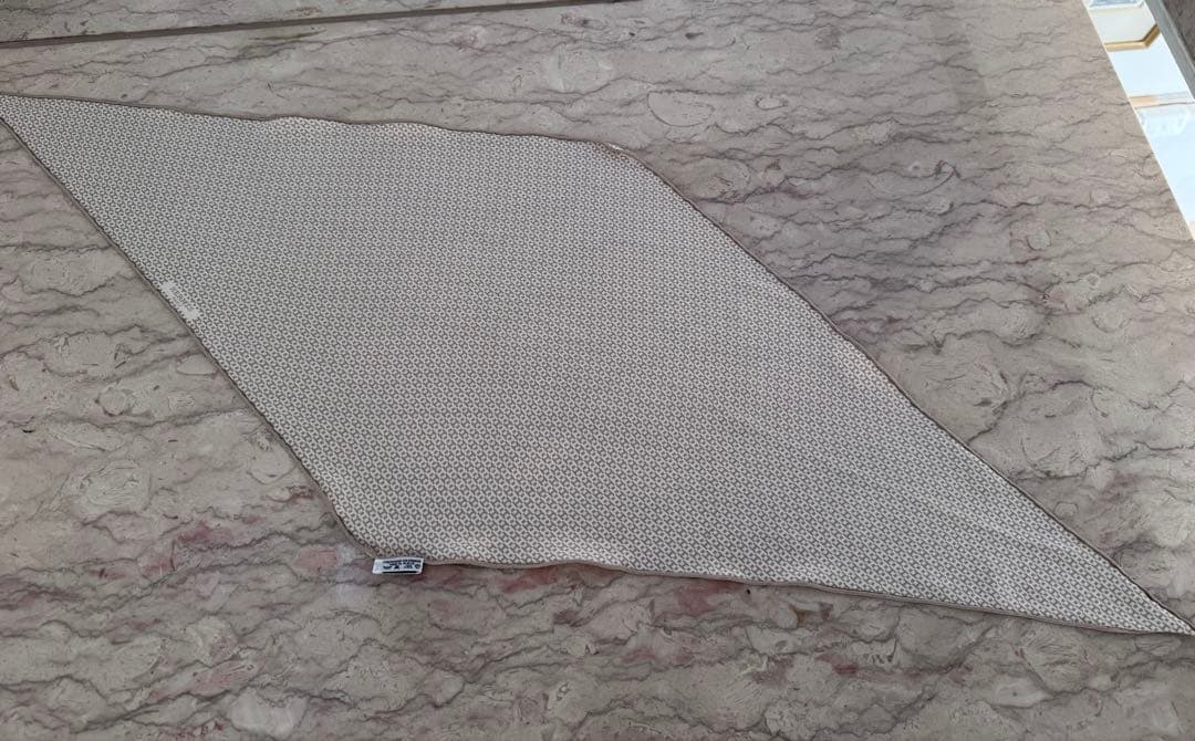 HERMES ロサンジュ 白とベージュプリント スカーフ 100%シルク HERMES エルメス ロザンジュ スカーフ ロゴ アイボリー ブラック