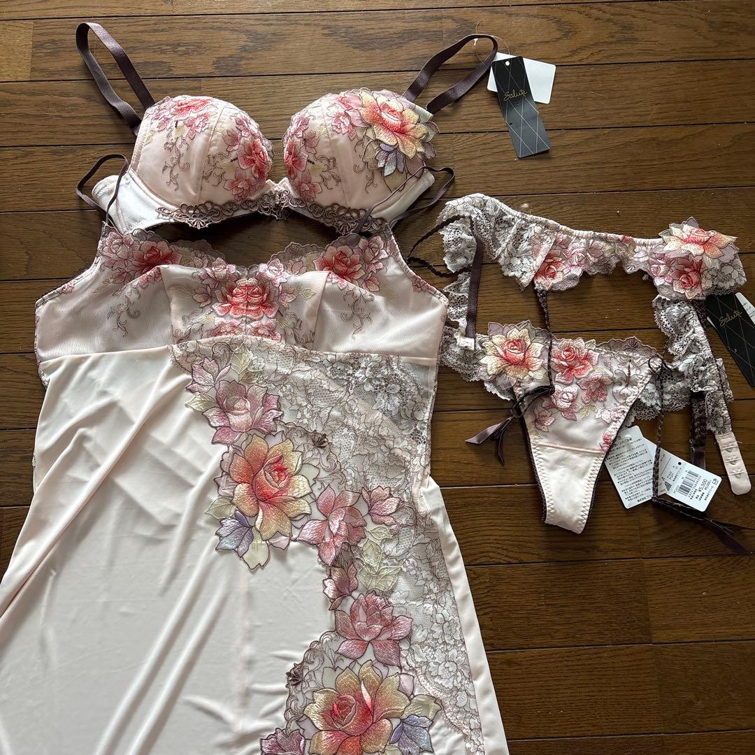 サルート4点セットブラE75.ソングM、キャミソールLガーターベルトの4点 ワコール サルート 21グループ 21G キャミソール ML スリップ