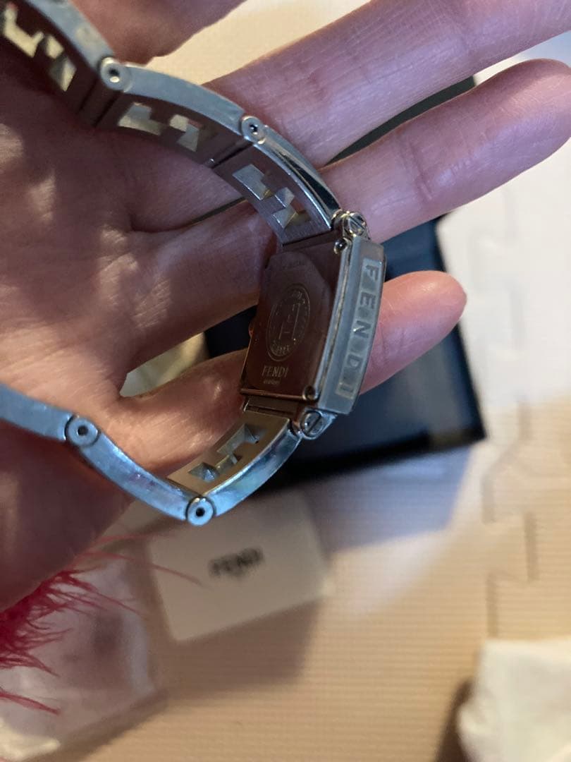 FENDI ロゴ入りスクエア型ピンク 腕時計 シルバー