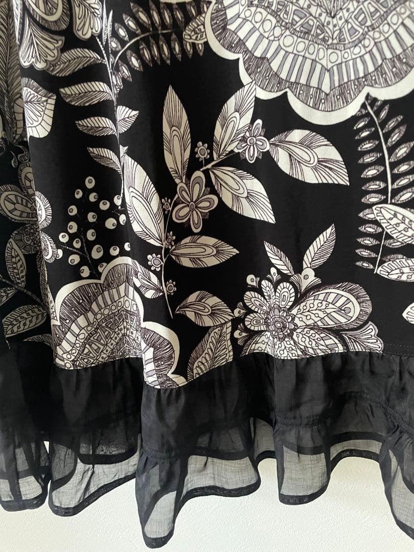 トクコプルミエブォルシフォン風半袖花柄チュニック/白黒