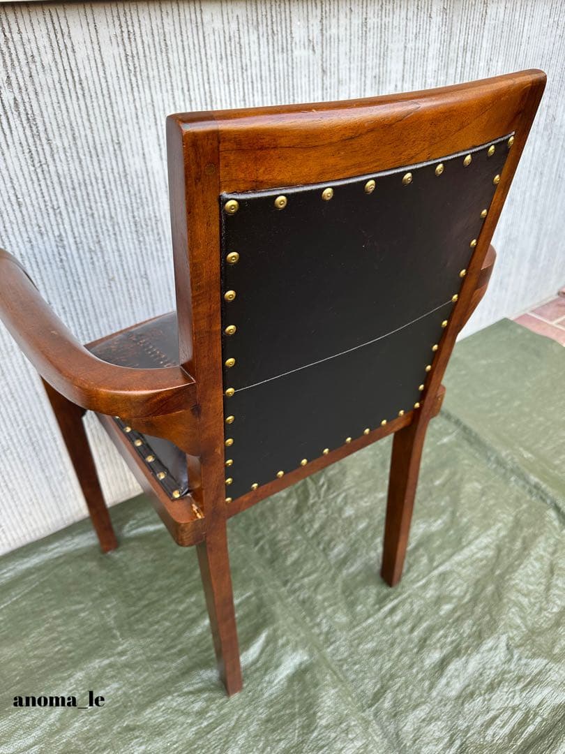 アームチェア】木製 革張り 鋲打ち 堅牢なラウンジチェア ヴィンテージ