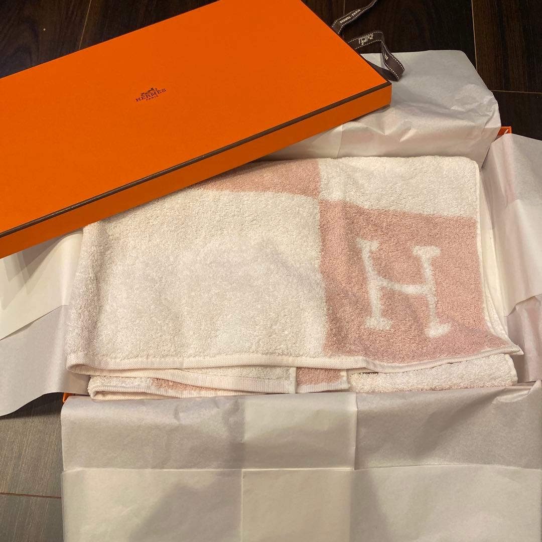 【新品】HERMES バスタオル タオルケットピンク　箱付き　アヴァロン Avalon towel | Hermès USA