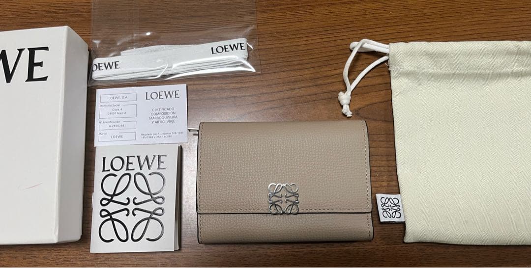 美品 ロエベLOEWEアナグラム バーティカルウォレット　サンド 三つ折り財布 LOEWE（ロエベ） 【お取り寄せ】 【並行輸入品】 折財布 三つ折り財布