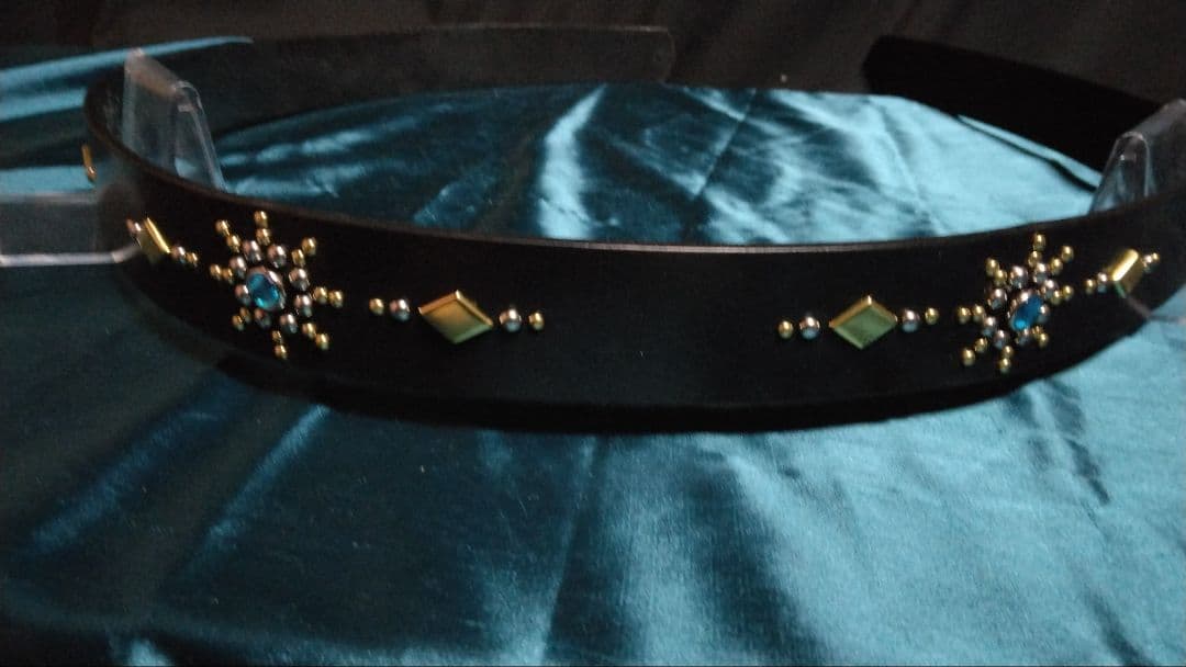 栃木レザー スタッズベルト ブラックアクリルアクアブルー - メルカリ