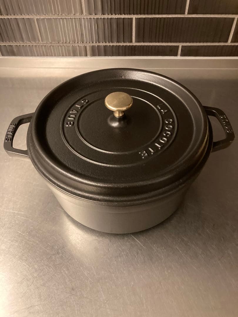 リエです　STAUB 26cm 黒 Amazon.com: STAUB Cast Iron Roaster/Cocotte, Round, 5 L, Black, 26