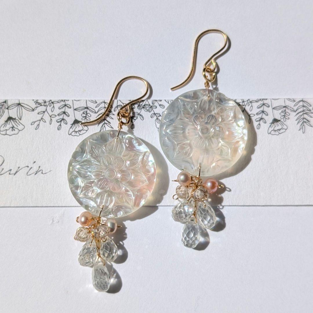 マザーオブパール×クリスタル ラウンジカービングピアス - メルカリ